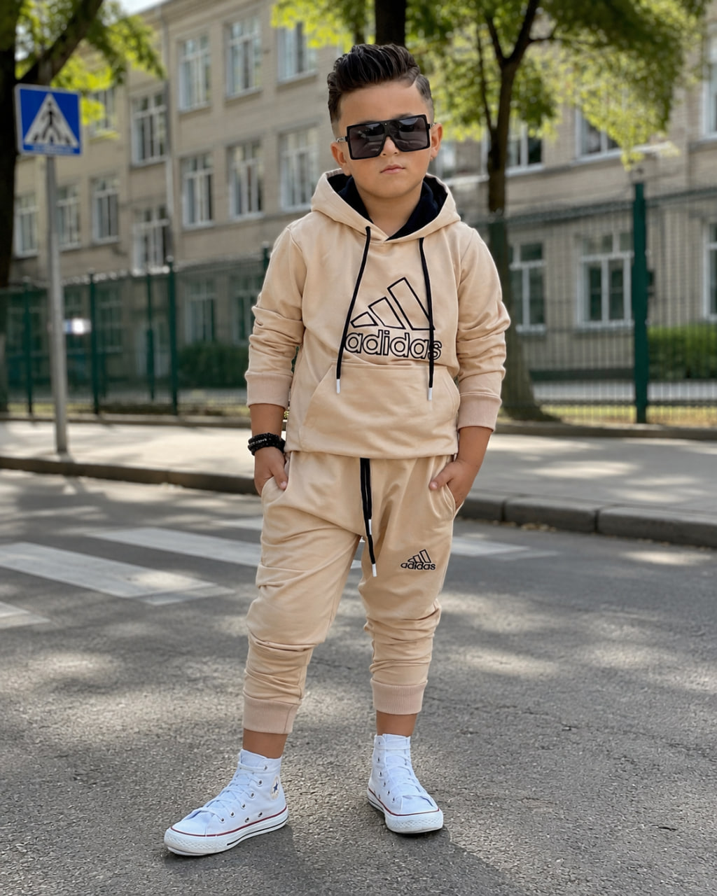 Бежевий дитячий костюм Adidas, вигляд спереду